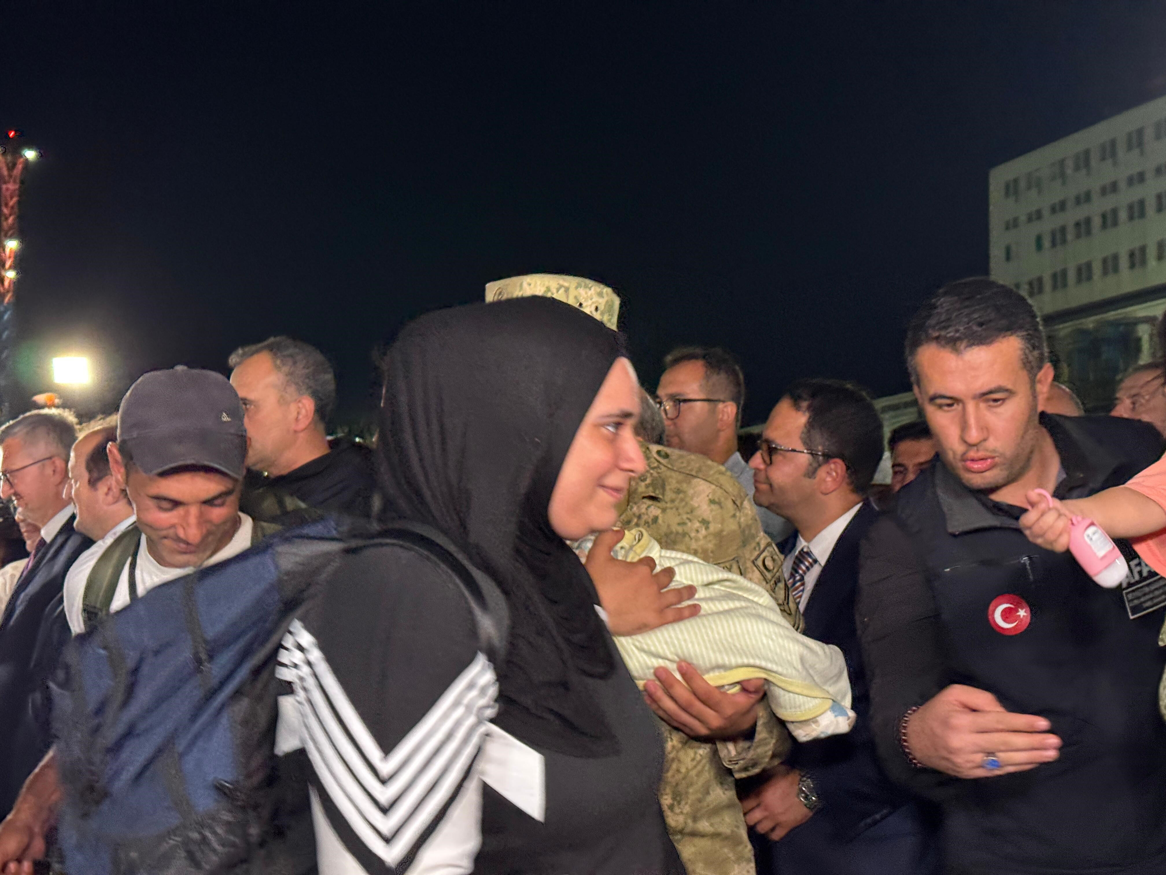 Lübnan'dan ilk tahliye gemileri ulaştı! 558 kişi Mersin'e ayak bastı - 2. Resim