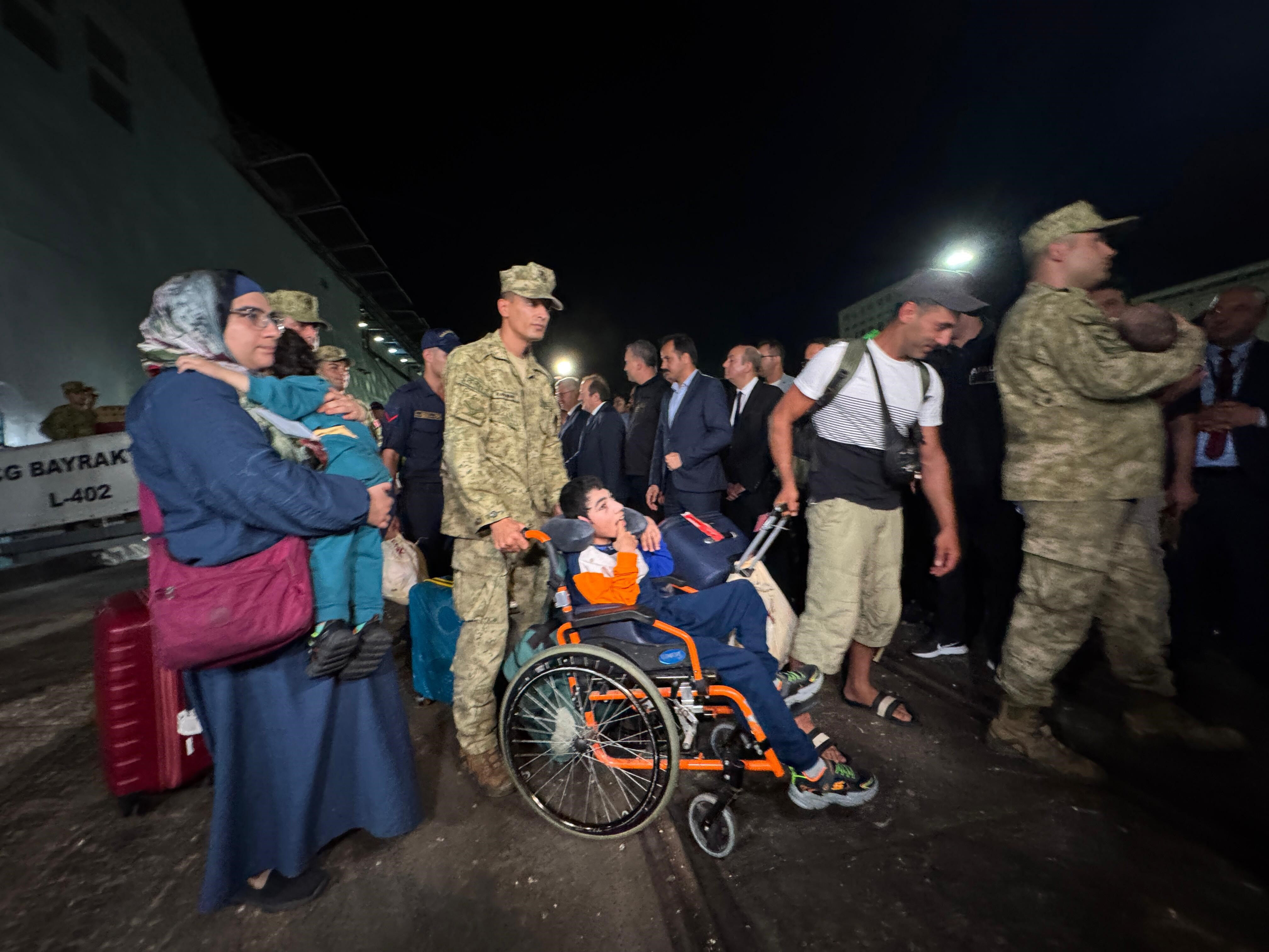 Lübnan'dan ilk tahliye gemileri ulaştı! 558 kişi Mersin'e ayak bastı - 3. Resim
