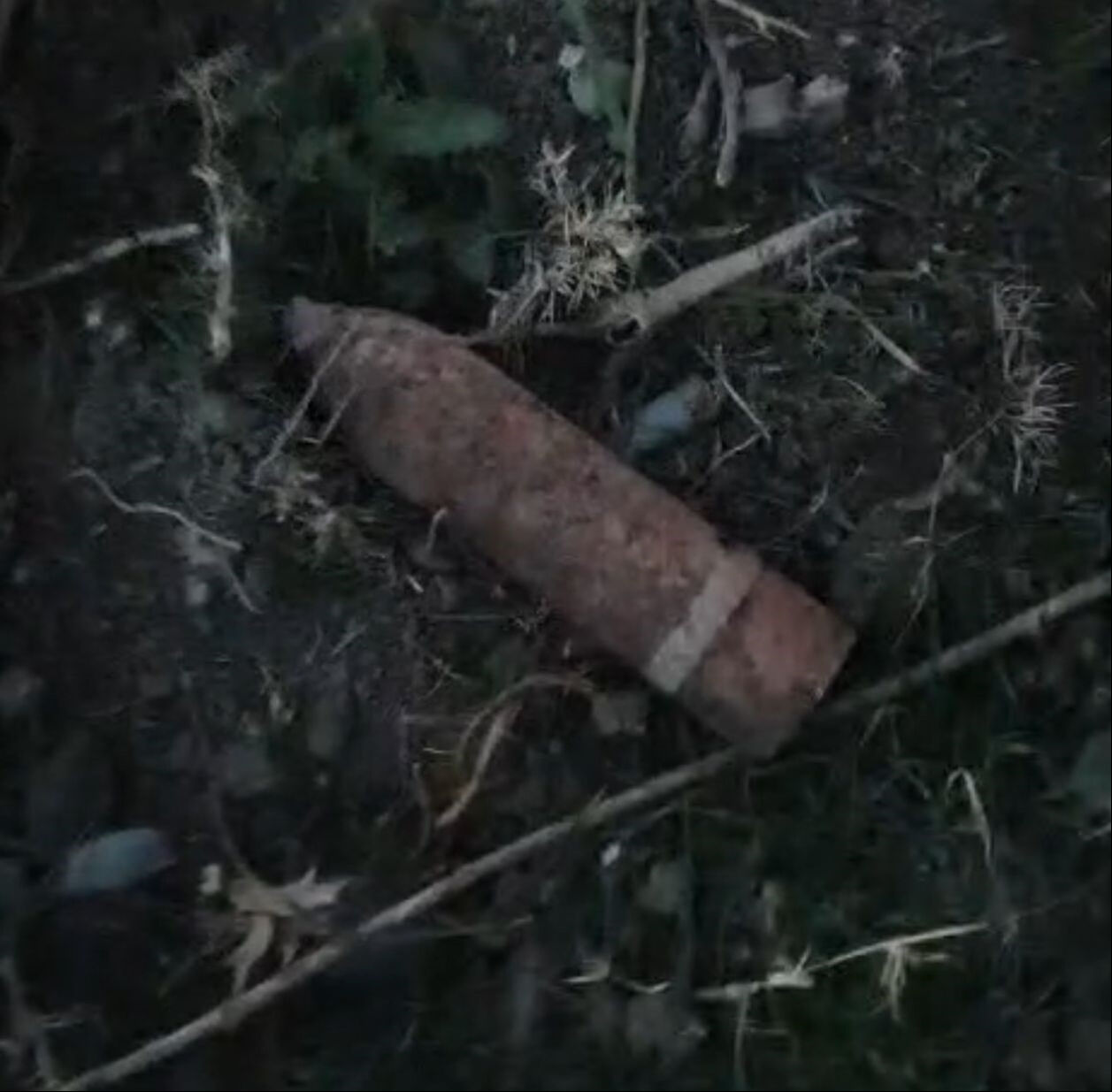 Mahallede gezerken 103 yıllık patlamamış top mermisi buldu! Haymana'da bastığınız yere dikkat edin Mahallede gezerken 103 yıllık patlamamış top mermisi buldu! Haymana'da bastığınız yere dikkat edin - 1. Resim