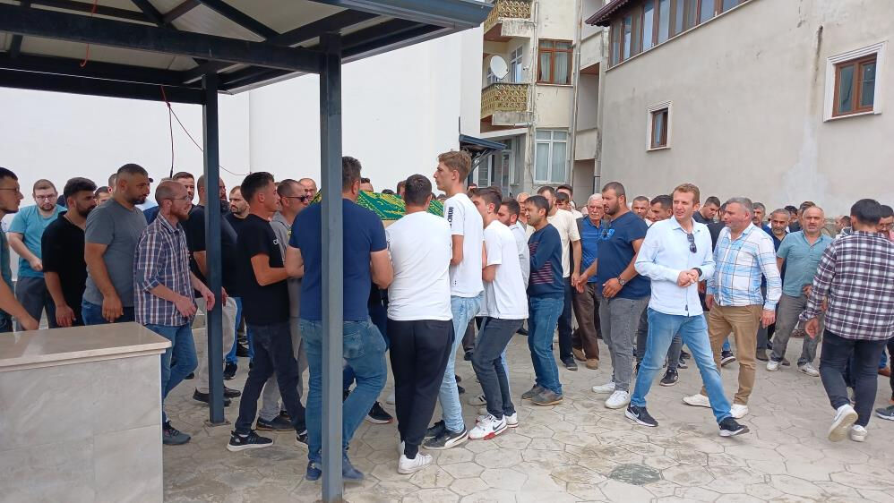 Oba Makarna fabrikasındaki patlamada yaralanan işçi Güven Albayrak öldü! Son yolculuğuna arkadaşlarının omzunda uğurlandı - 1. Resim