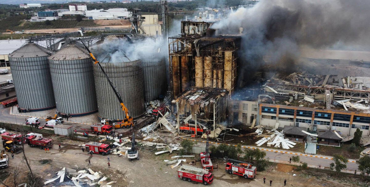 Oba Makarna fabrikasındaki patlamada yaralanan işçi Güven Albayrak öldü! Son yolculuğuna arkadaşlarının omzunda uğurlandı - 2. Resim
