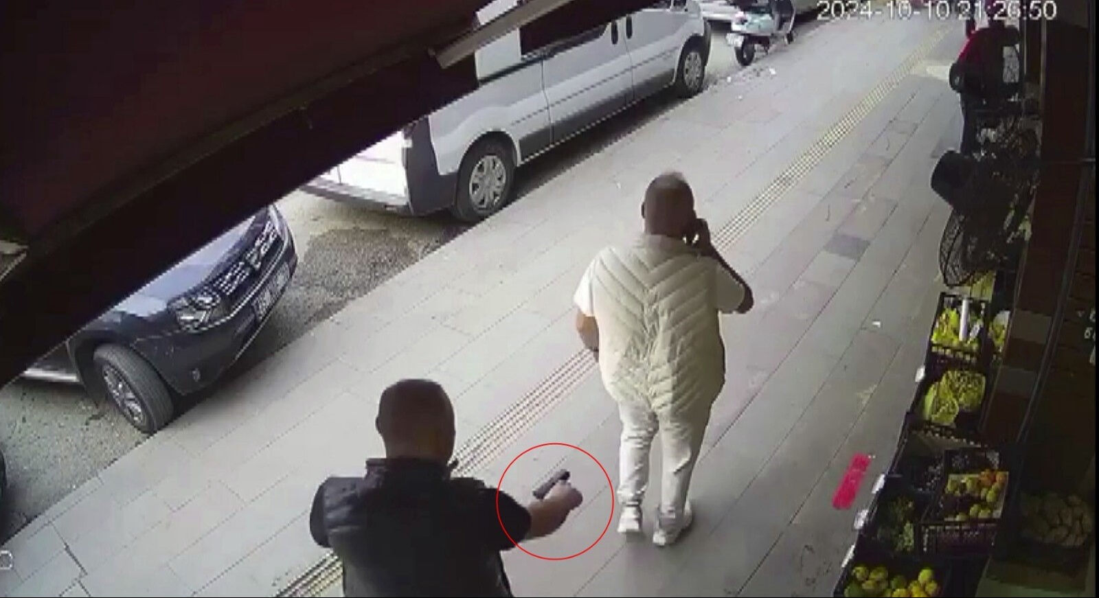 Sokak ortasında sinsi saldırı! Arkadan yaklaşıp bacağından vurdu - 1. Resim