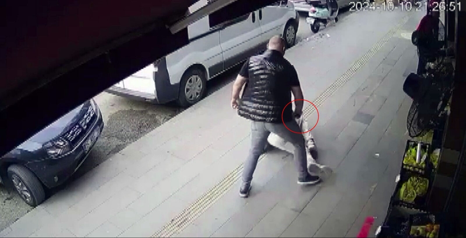 Sokak ortasında sinsi saldırı! Arkadan yaklaşıp bacağından vurdu - 2. Resim