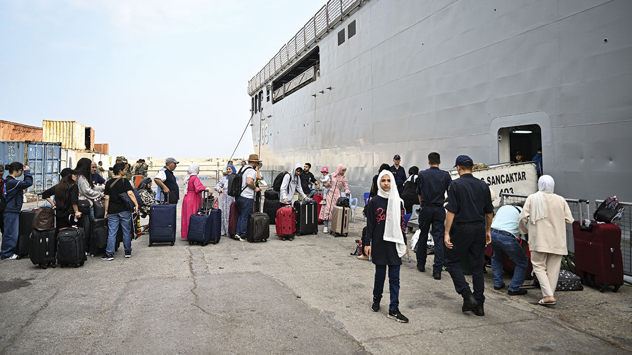 Türkiye, Lübnan Beyrut'taki vatandaşlarını tahliyeye devam ediyor - 1. Resim