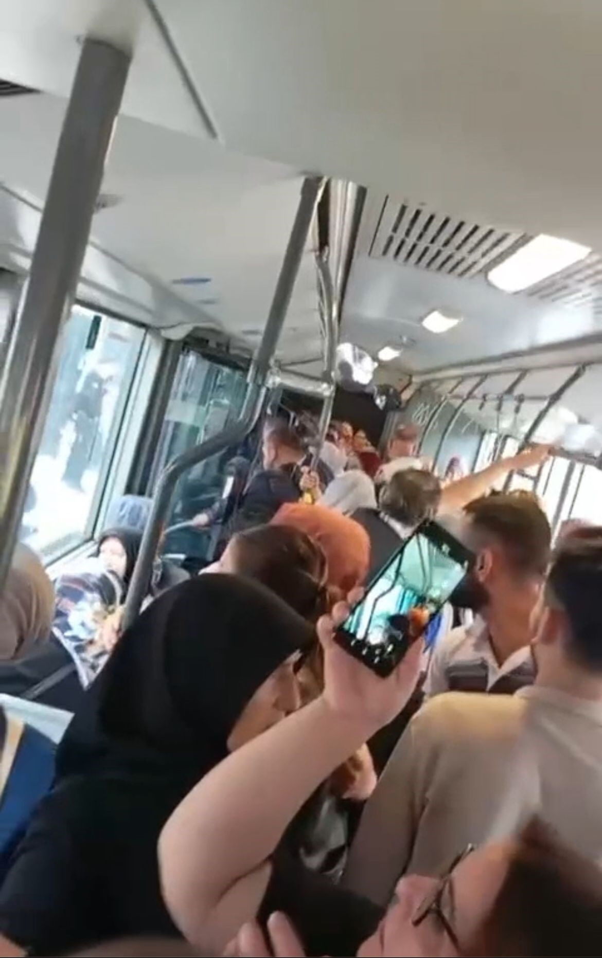 Vicdanları sızlatan olay... Engelli oğulları için aracın önüne yattılar - 1. Resim