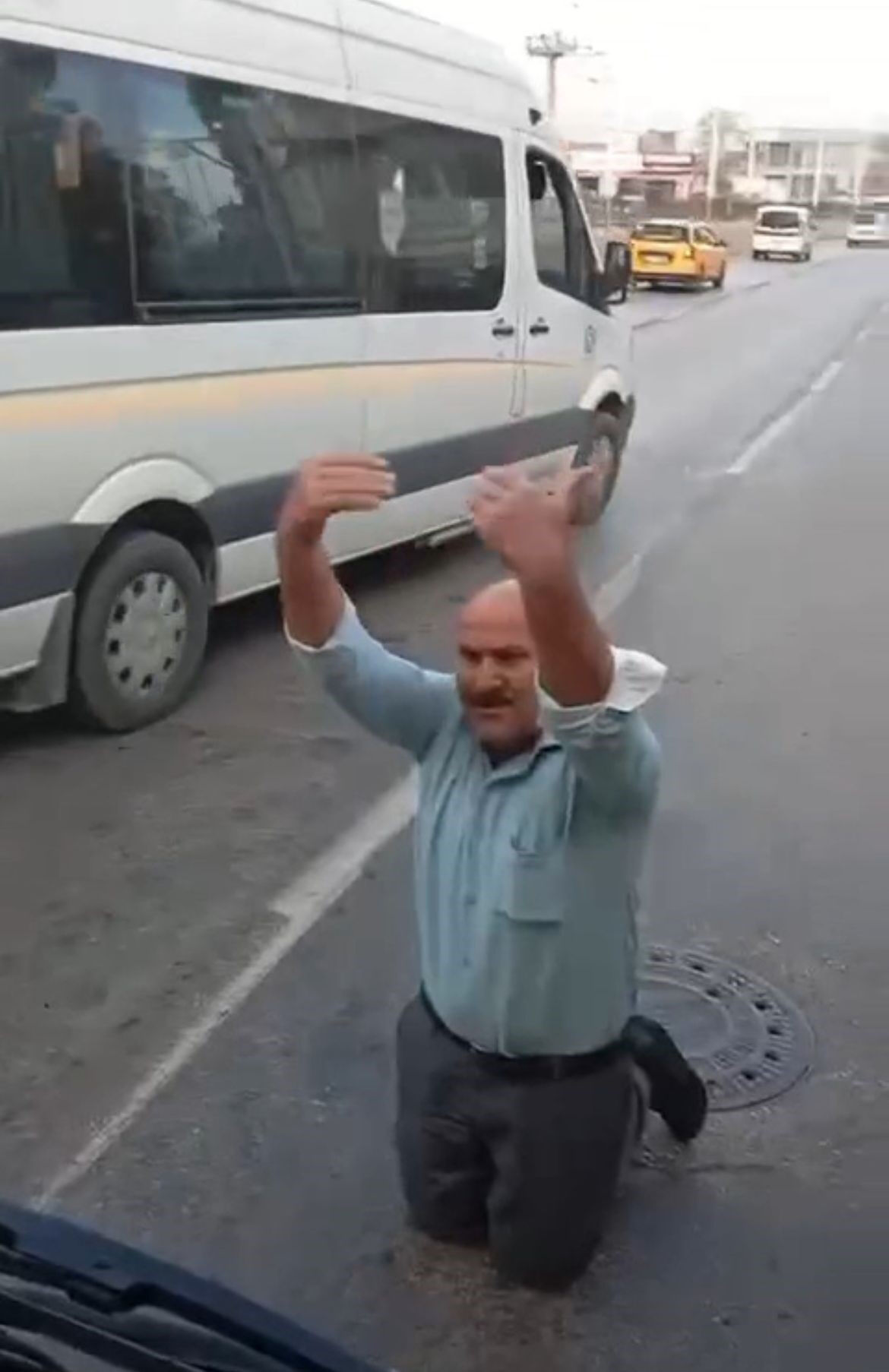 Vicdanları sızlatan olay... Engelli oğulları için aracın önüne yattılar - 2. Resim