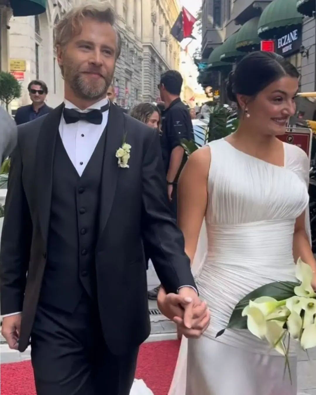 Yabancı Damat'ın Niko'su Özgür Çevik evlendi! İşte düğünden ilk kareler... Yabancı Damat'ın Niko'su Özgür Çevik evlendi! İşte düğünden ilk kareler... - 2. Resim