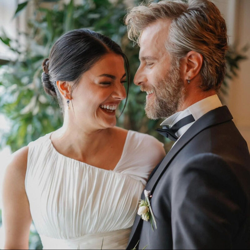 Yabancı Damat'ın Niko'su Özgür Çevik evlendi! İşte düğünden ilk kareler... Yabancı Damat'ın Niko'su Özgür Çevik evlendi! İşte düğünden ilk kareler... - 1. Resim