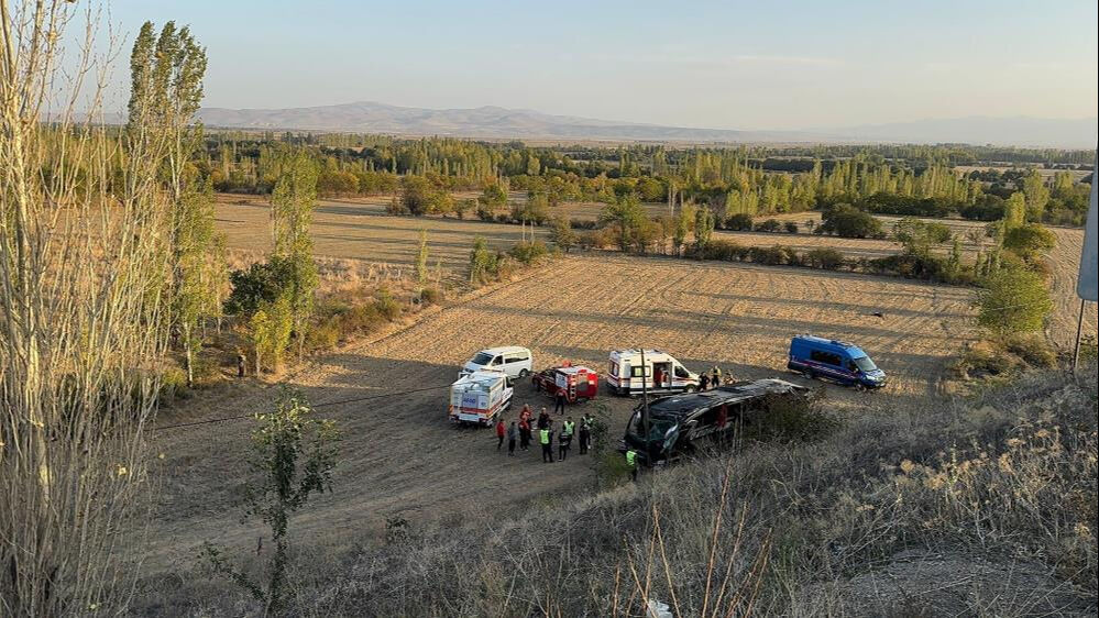 Afyonkarahisar'da yolcu otobüsü 50 metre yükseklikten şarampole uçtu: 21 yaralı - 1. Resim