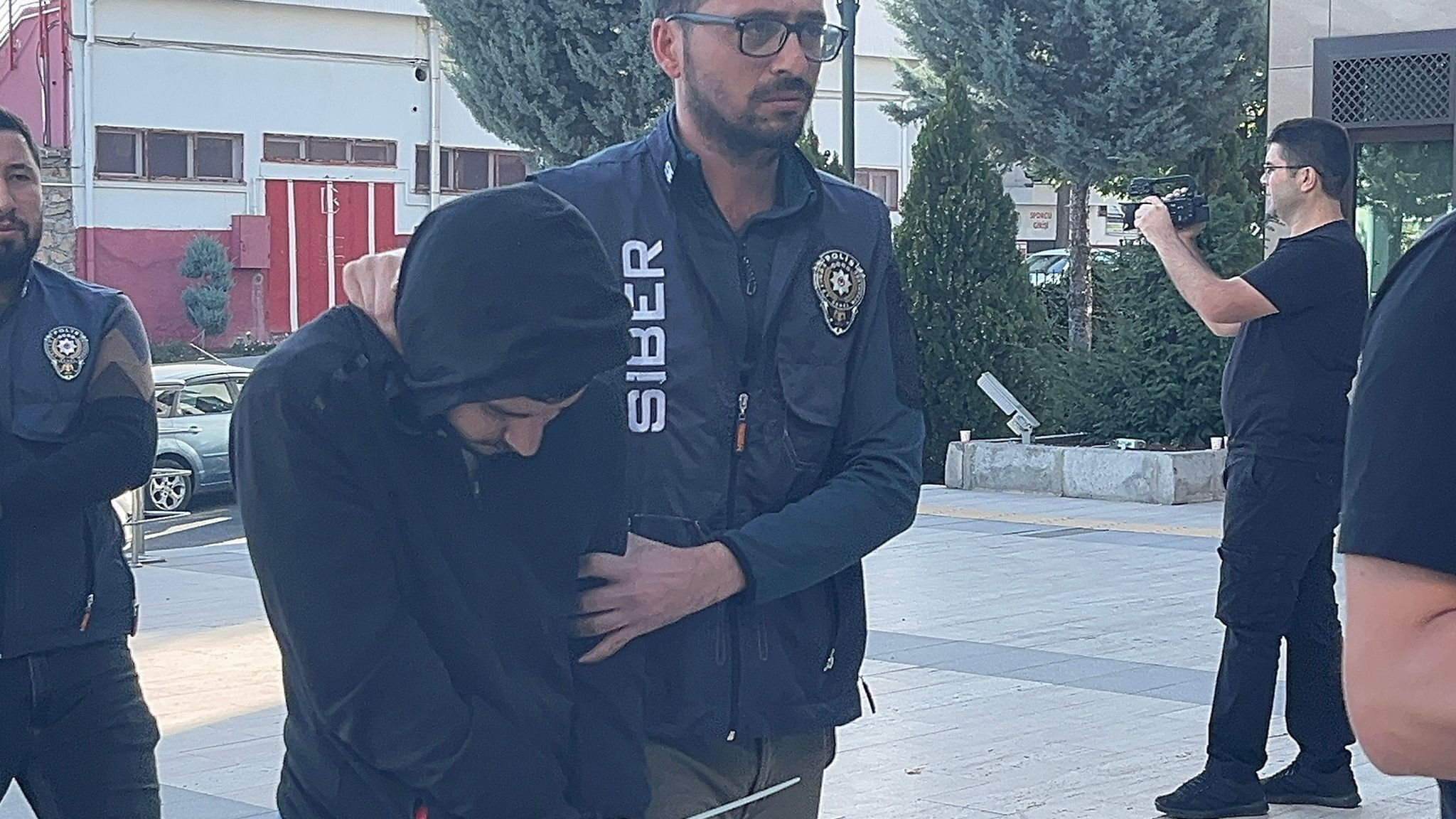 Berber deyip geçmeyin! Suç örgütüne liderlik yapıyor, 54 şahıs tutuklandı - 1. Resim