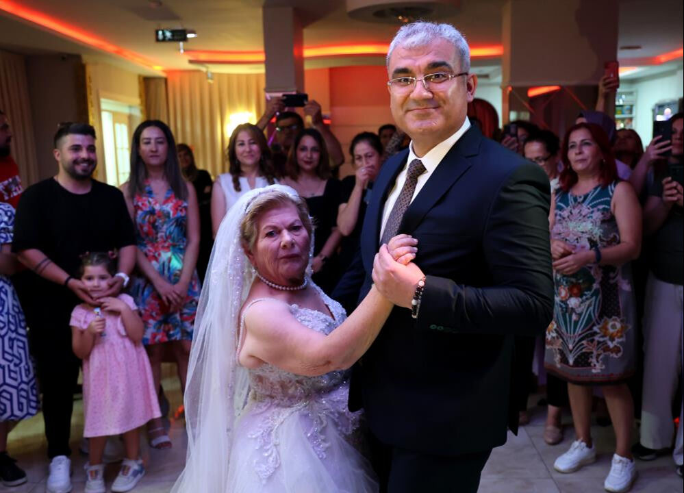 Çocukluk aşkına kavuşamayınca, damatsız düğün yaptı! Platonik aşkı kaldı, hayali olan gelinliği giydi - 4. Resim