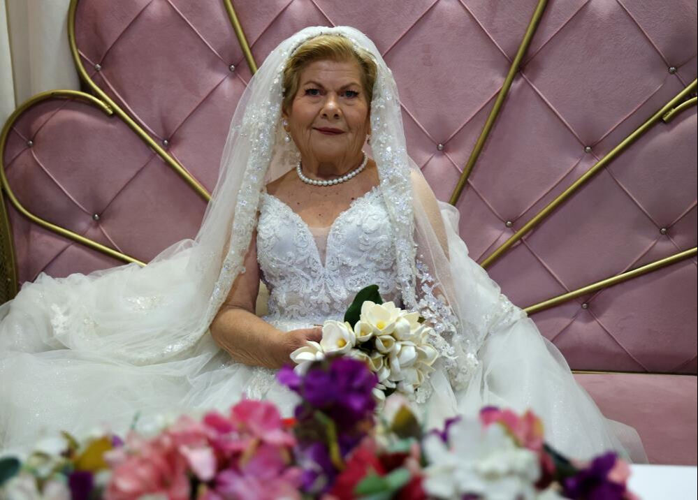 Çocukluk aşkına kavuşamayınca, damatsız düğün yaptı! Platonik aşkı kaldı, hayali olan gelinliği giydi - 1. Resim