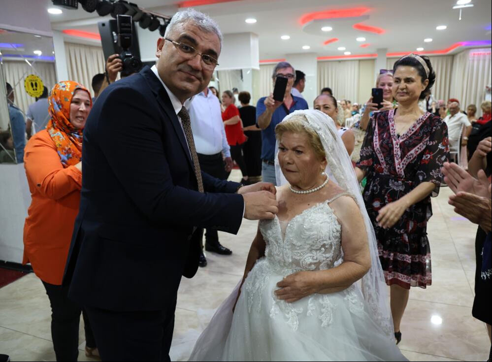 Çocukluk aşkına kavuşamayınca, damatsız düğün yaptı! Platonik aşkı kaldı, hayali olan gelinliği giydi - 3. Resim