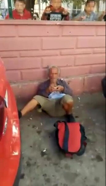 İlkokul öğrencilerinin gözü önünde hayasızca hareketler! Emniyetten anında müdahale geldi - 1. Resim