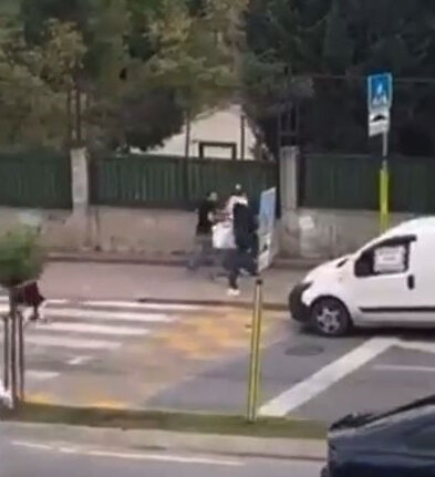 İstanbul'da korkunç olay! Yolda rastgele insanları bıçakladı, sebebi kan dondurdu İstanbul'da korkunç olay! Yolda rastgele insanları bıçakladı, sebebi kan dondurdu - 2. Resim