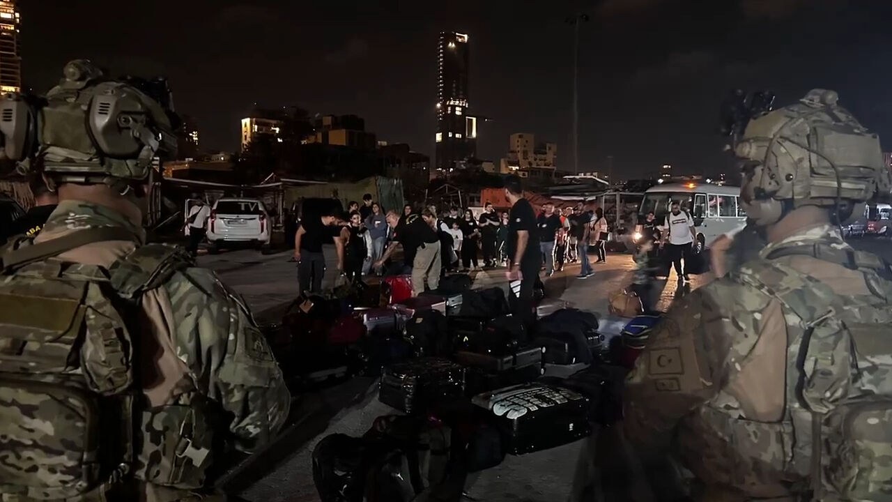 Lübnan'daki Türk vatandaşlarının tahliye operasyonuna ait görüntüler paylaşıldı - 1. Resim