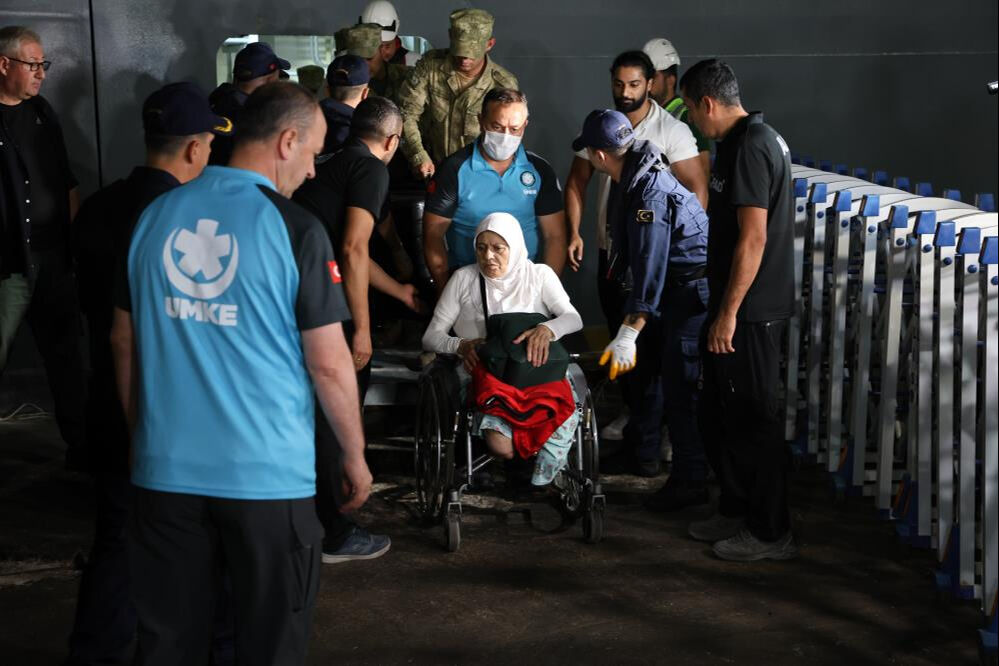Lübnan'dan gelen 2. gemi Mersin'e ulaştı! Tahliye olan Türk vatandaşı: Nereye bomba düşeceği belli olmuyor - 1. Resim