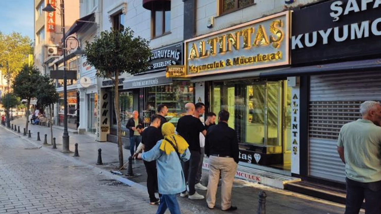 Silivri'deki bir kuyumcuyu 50 saniyede soydular! 2 kilo altını film gibi çaldılar - 2. Resim