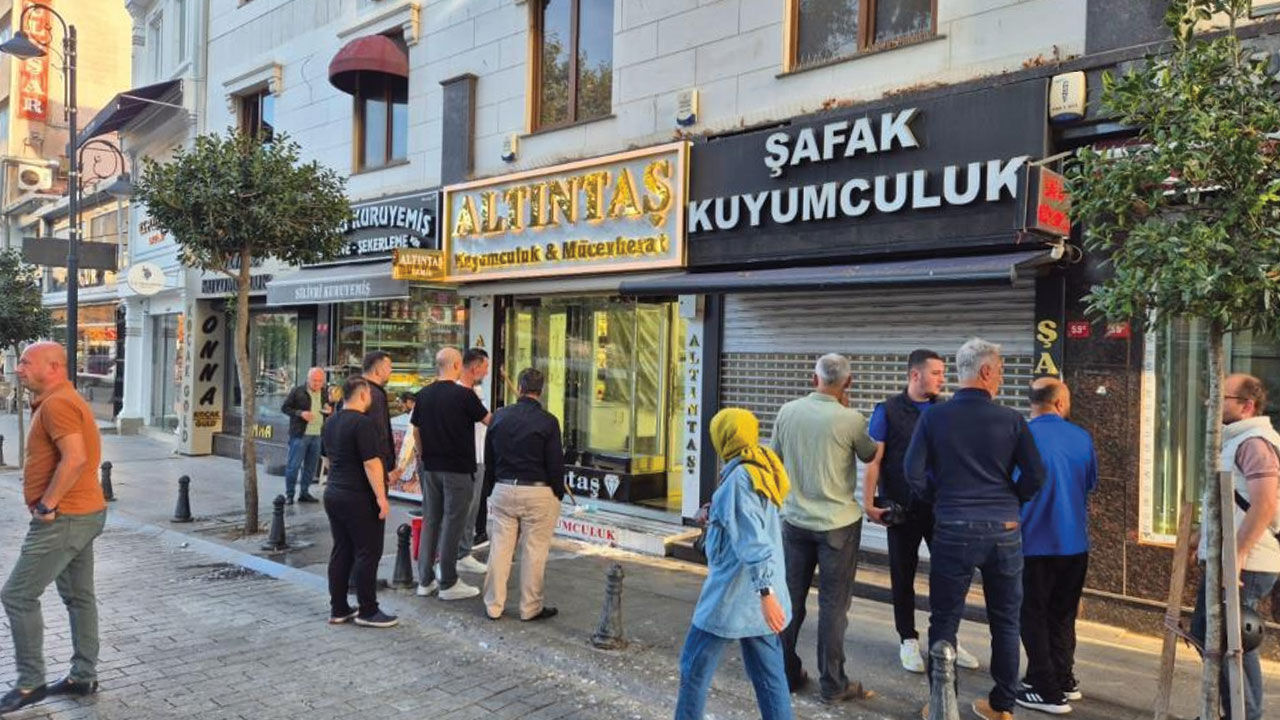 Silivri'deki bir kuyumcuyu 50 saniyede soydular! 2 kilo altını film gibi çaldılar - 1. Resim
