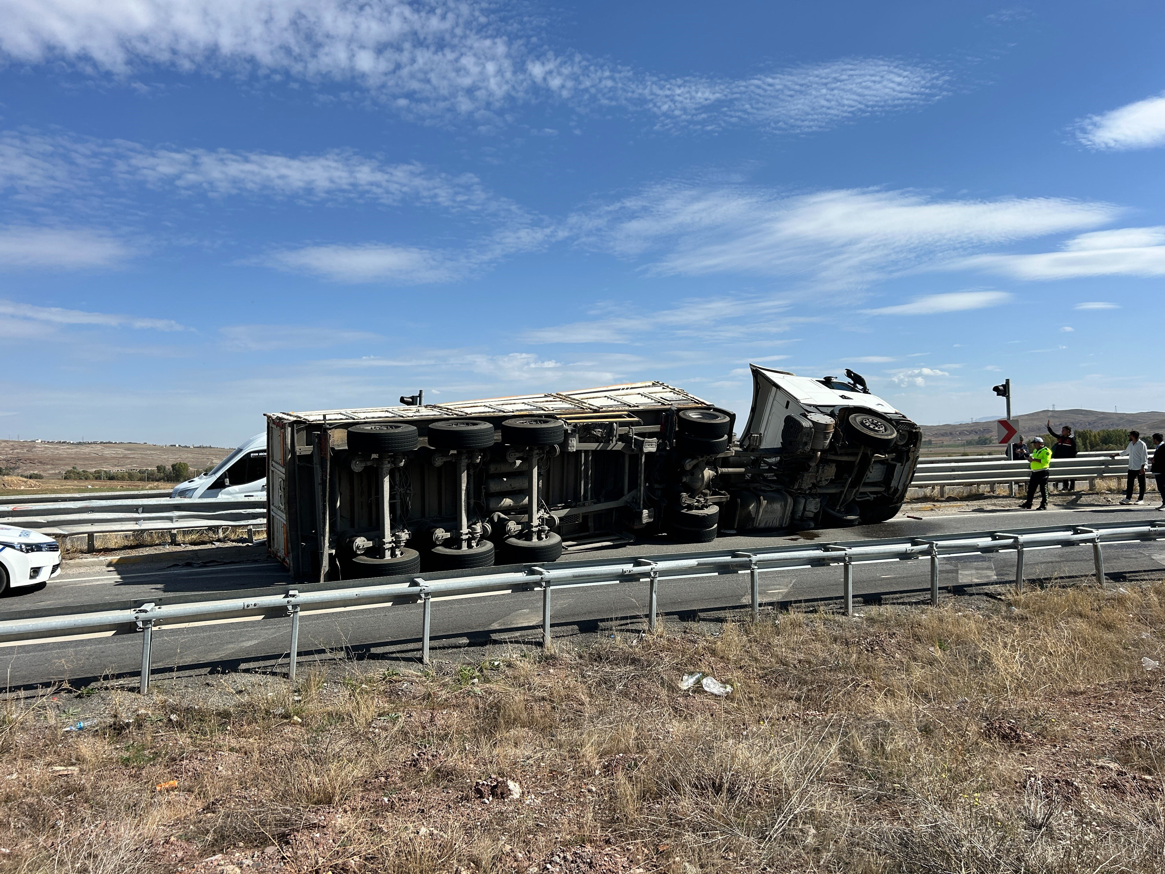 Sivas’ta korkunç kaza! Keskin virajı alamayan mermer yüklü tır devrildi - 1. Resim