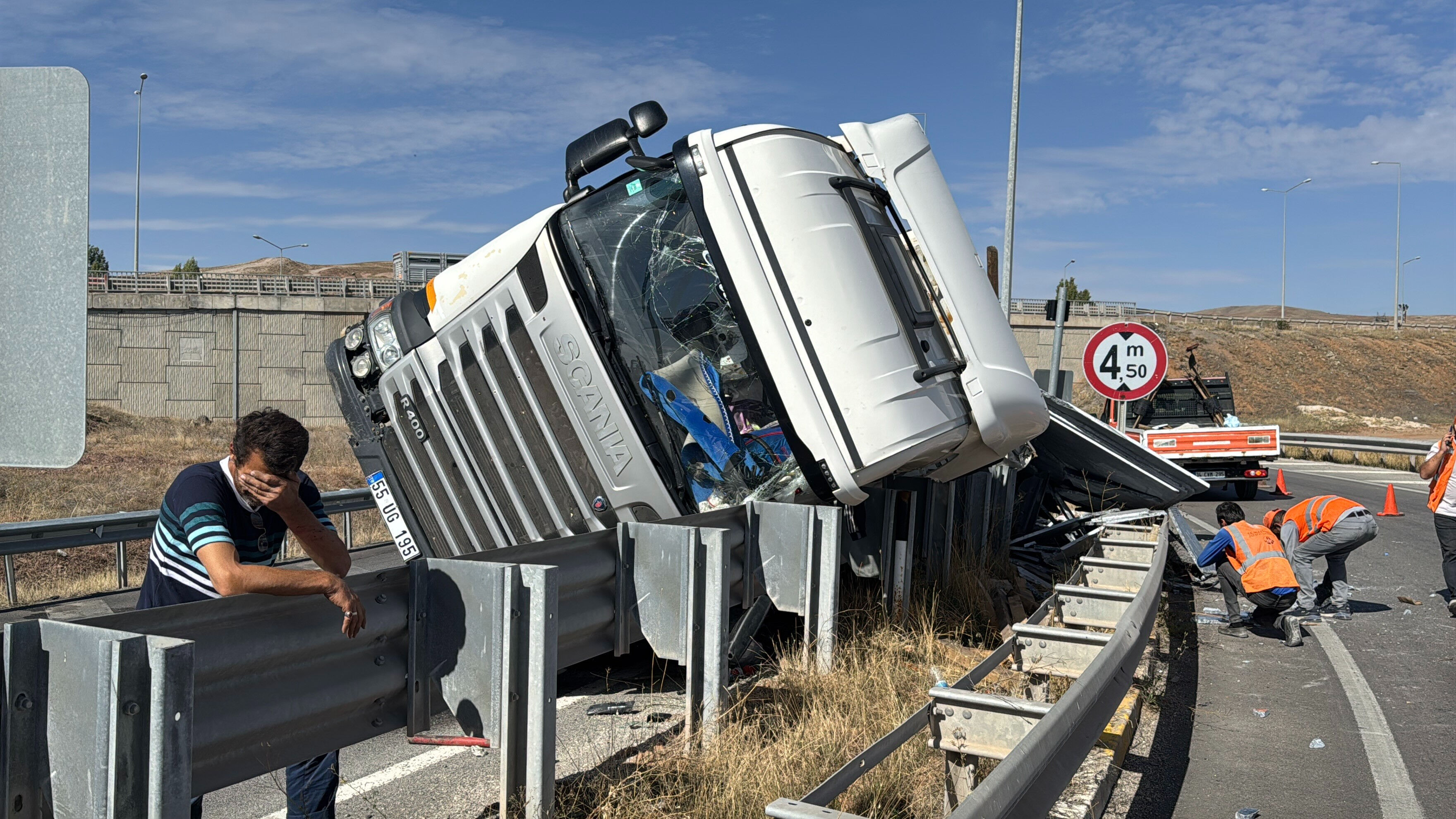 Sivas’ta korkunç kaza! Keskin virajı alamayan mermer yüklü tır devrildi - 2. Resim