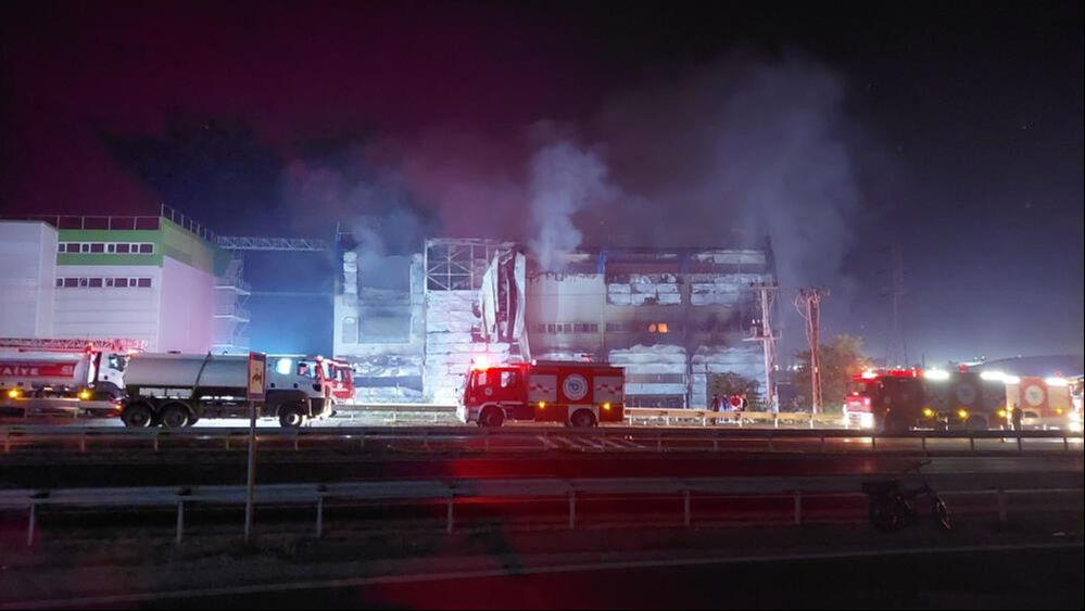 Tekirdağ'da kozmetik fabrikası cayır cayır yandı! Patlama sesleri yürekleri ağza getirdi - 4. Resim