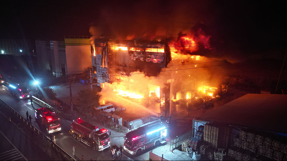 Tekirdağ'da kozmetik fabrikası cayır cayır yandı! Patlama sesleri yürekleri ağza getirdi - 2. Resim