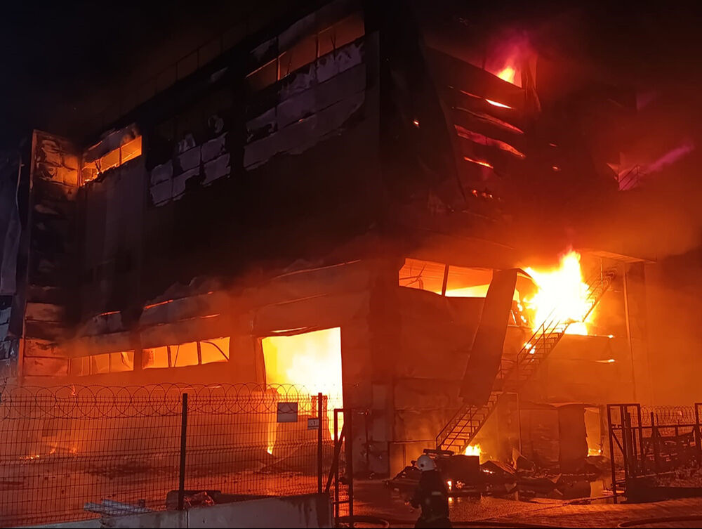 Tekirdağ'da kozmetik fabrikası cayır cayır yandı! Patlama sesleri yürekleri ağza getirdi - 1. Resim
