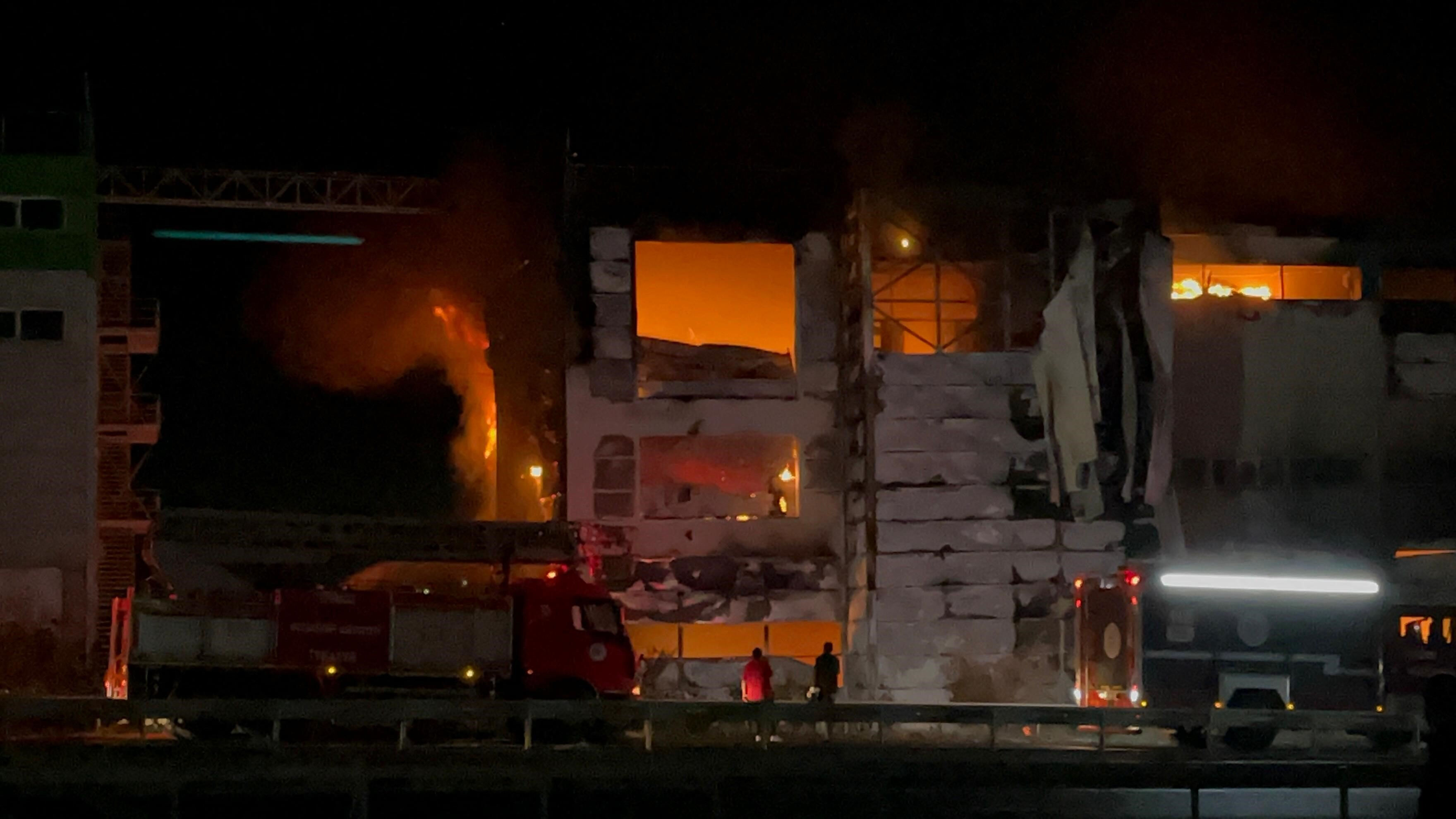 Tekirdağ'da kozmetik fabrikasında yangın! İçeriden patlama sesleri geliyor - 1. Resim