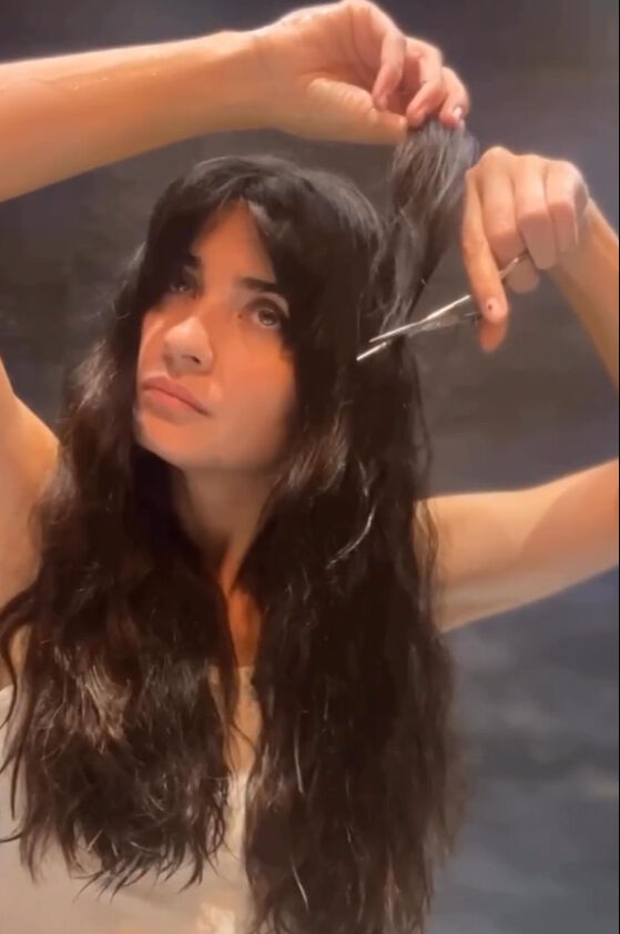 Tuğba Büyüküstün upuzun saçlarına acımadı, kendi elleriyle kesti Tuğba Büyüküstün upuzun saçlarına acımadı, kendi elleriyle kesti - 3. Resim