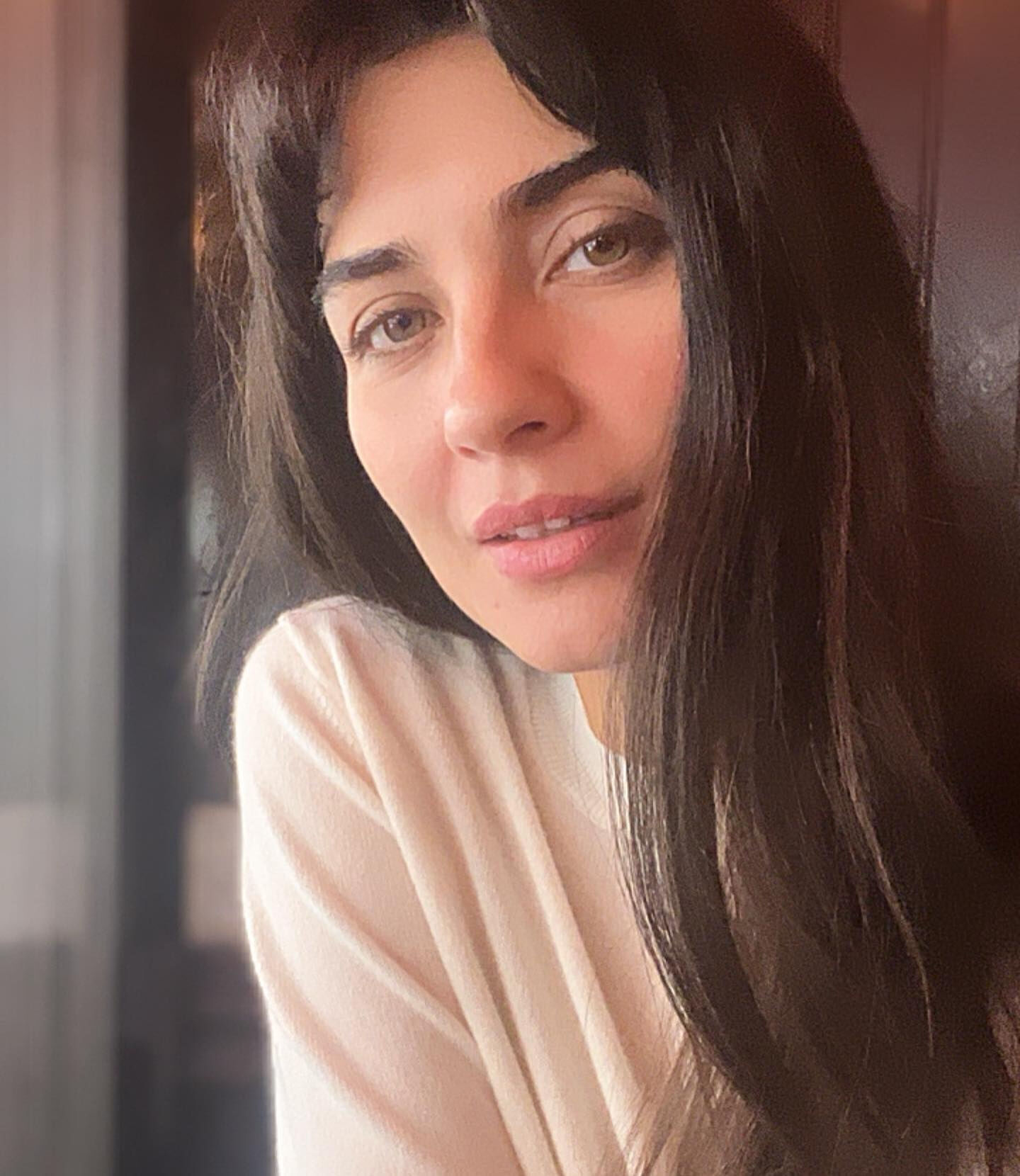 Tuğba Büyüküstün upuzun saçlarına acımadı, kendi elleriyle kesti Tuğba Büyüküstün upuzun saçlarına acımadı, kendi elleriyle kesti - 4. Resim