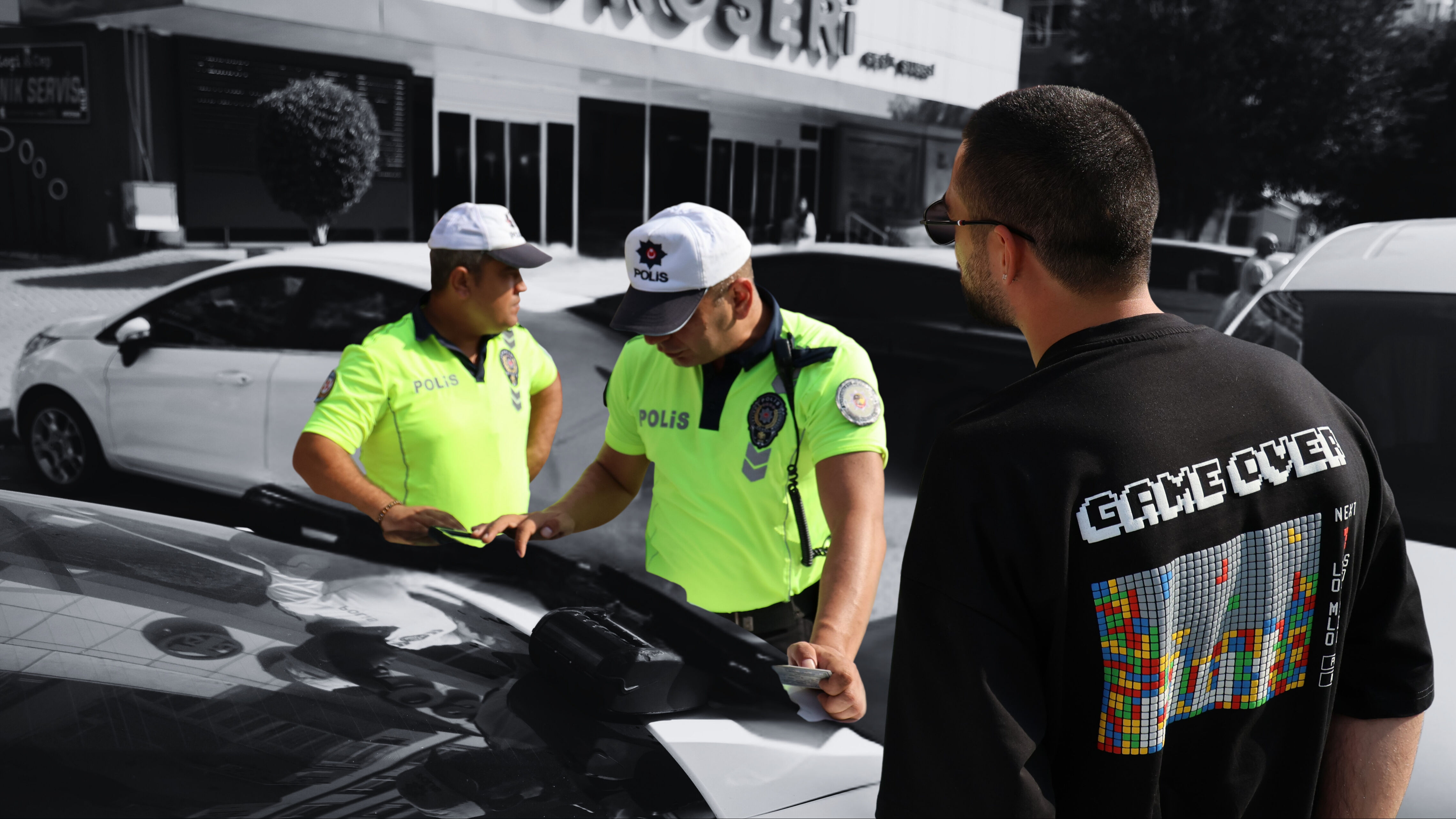 Adana'da kural ihlali yapan sürücüden hadsizlik! “PKK'lıları çekmezsiniz” - 2. Resim