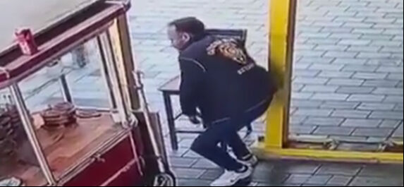 Polisi ensesinden bıçakladı! İstiklal Caddesi'nde sıcak saatler - 3. Resim