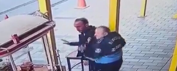 Beyoğlu'nda saldırı sonucu boynundan yaralanan polis taburcu oldu Polisi ensesinden bıçakladı! İstiklal Caddesi'nde sıcak saatler - 4. Resim