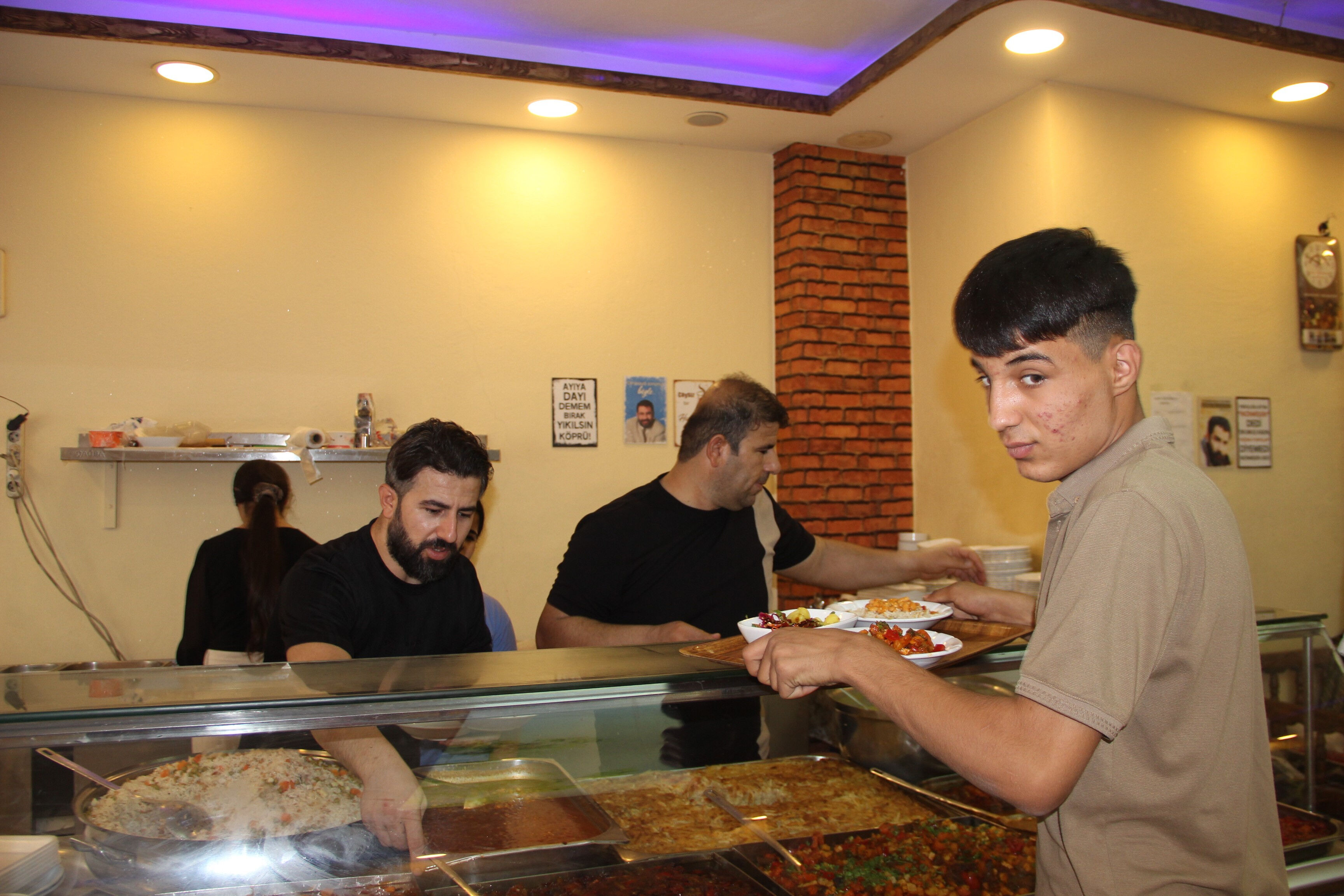 Cizreli esnafa büyük alkış! Dükkanının camına astığı yazıyla 