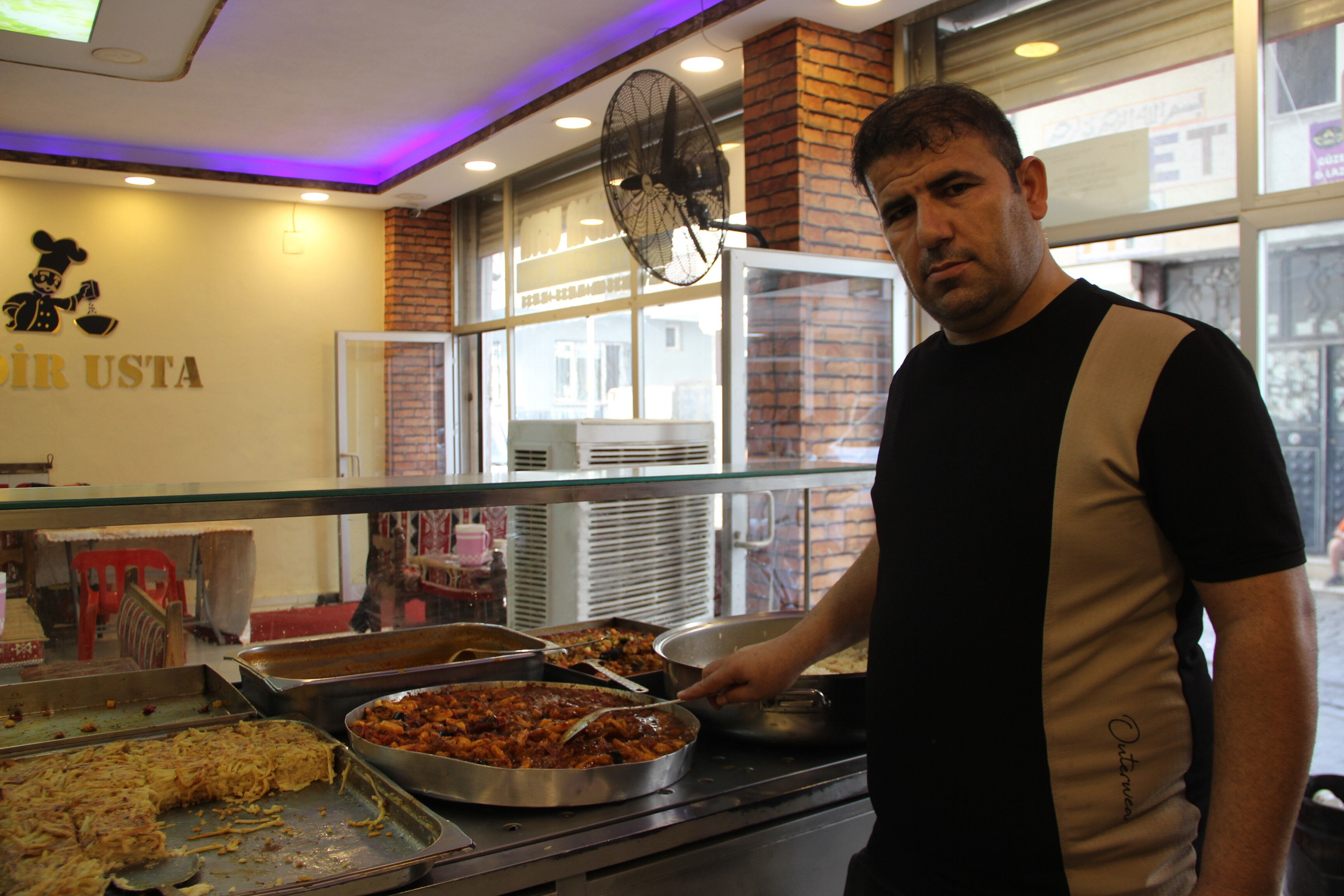 Cizreli esnafa büyük alkış! Dükkanının camına astığı yazıyla 