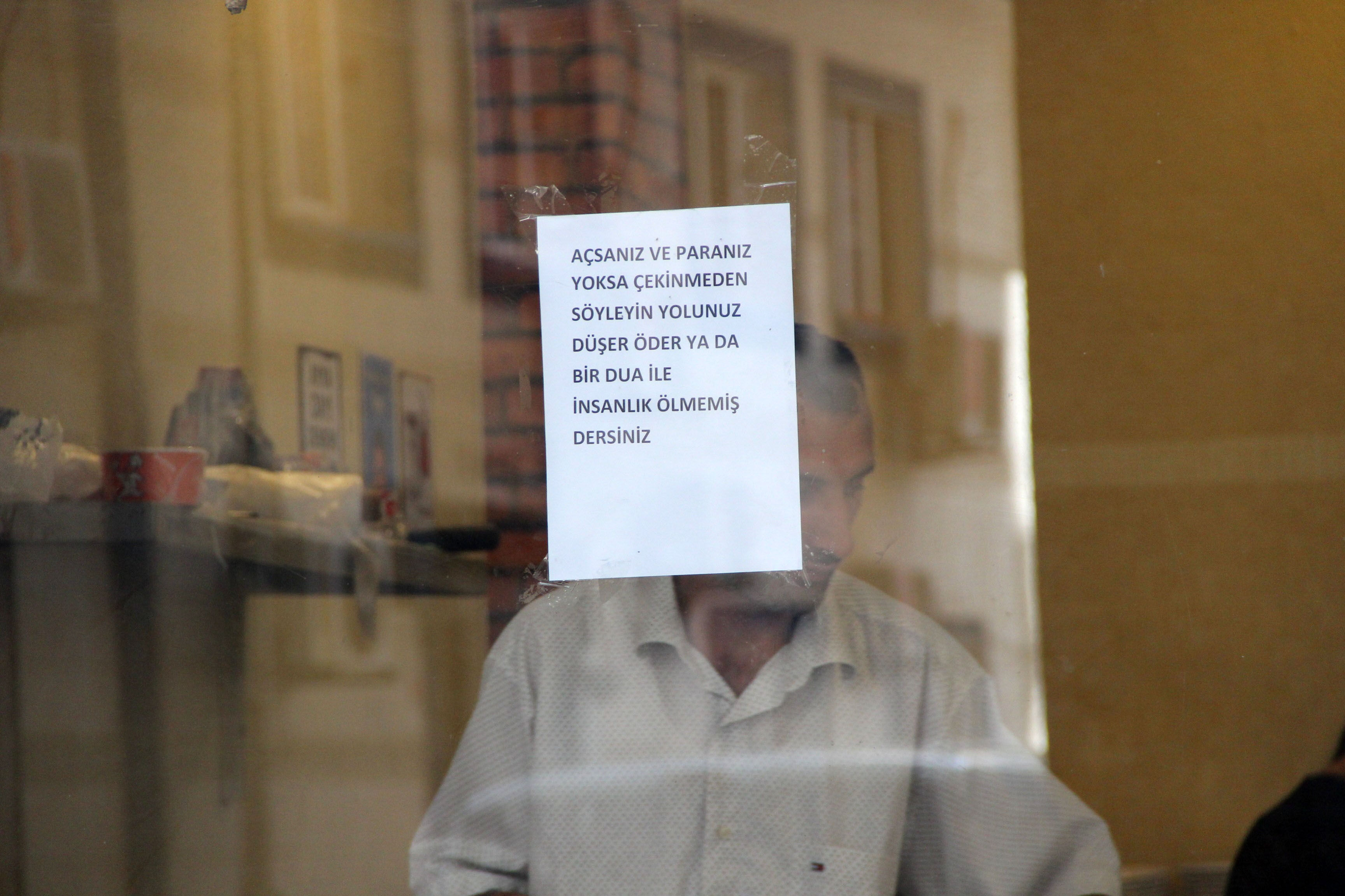 Cizreli esnafa büyük alkış! Dükkanının camına astığı yazıyla 