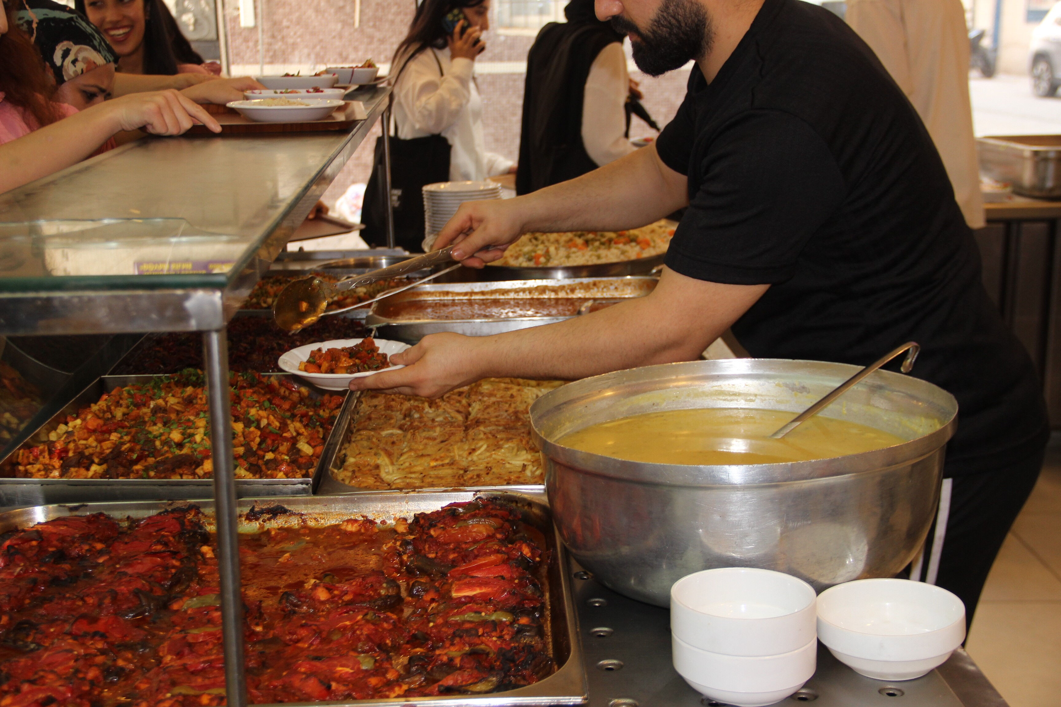 Cizreli esnafa büyük alkış! Dükkanının camına astığı yazıyla 