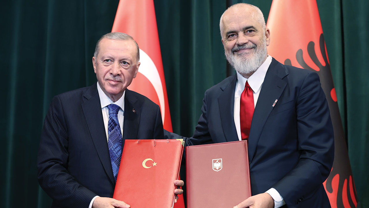 Cumhurbaşkanı Erdoğan, Arnavutluk ve Sırbistan dönüşü uçakta soruları cevapladı! Erdoğan, Bahçeli'nin DEM hamlesi için ne dedi? - 7. Resim