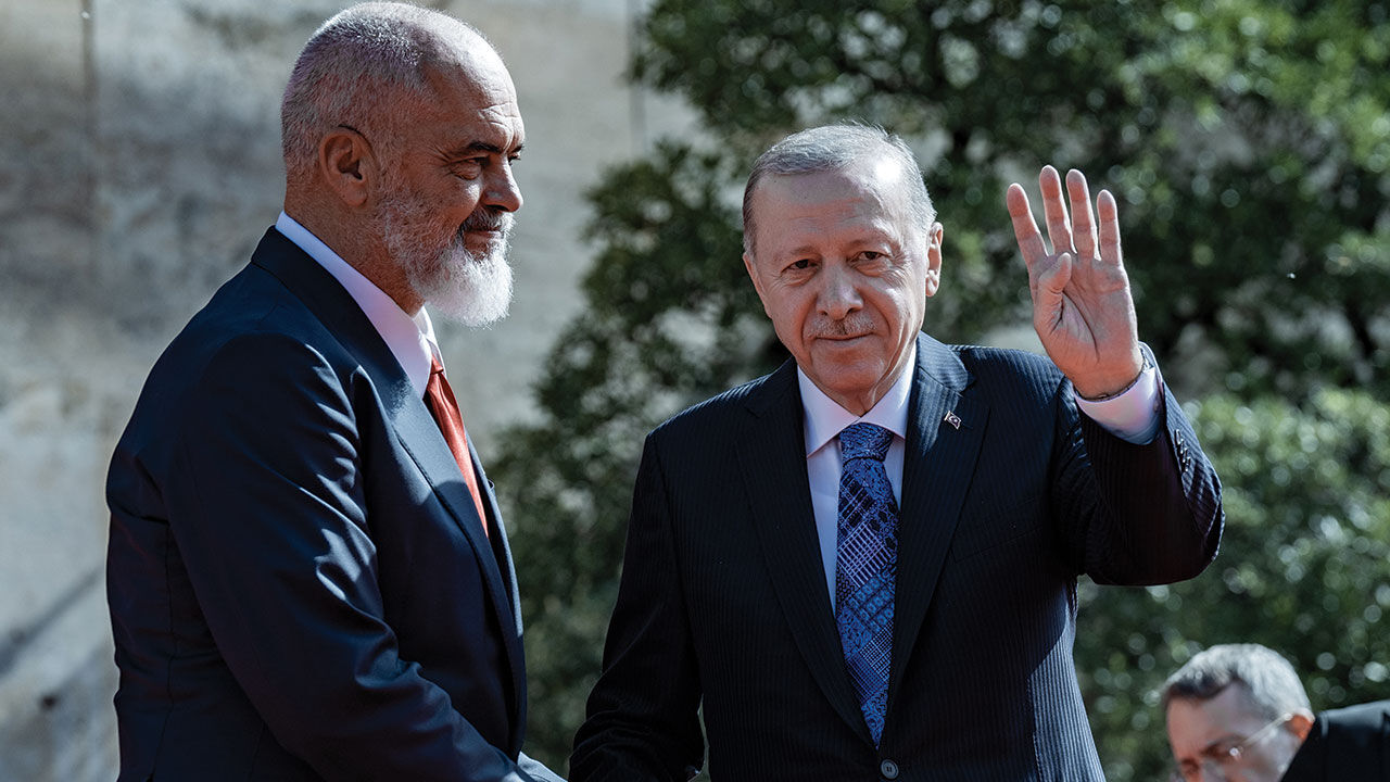 Cumhurbaşkanı Erdoğan, Arnavutluk ve Sırbistan dönüşü uçakta soruları cevapladı! Erdoğan, Bahçeli'nin DEM hamlesi için ne dedi? - 5. Resim