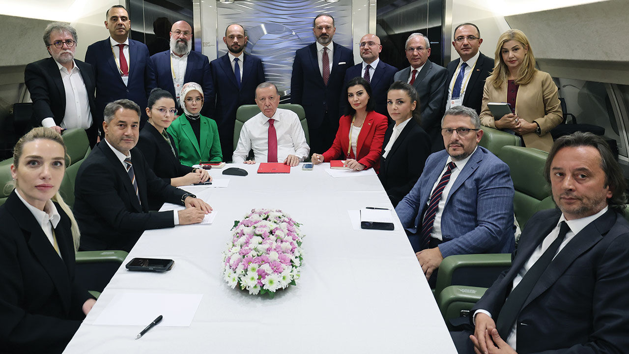 Cumhurbaşkanı Erdoğan, Arnavutluk ve Sırbistan dönüşü uçakta soruları cevapladı! Erdoğan, Bahçeli'nin DEM hamlesi için ne dedi? - 1. Resim