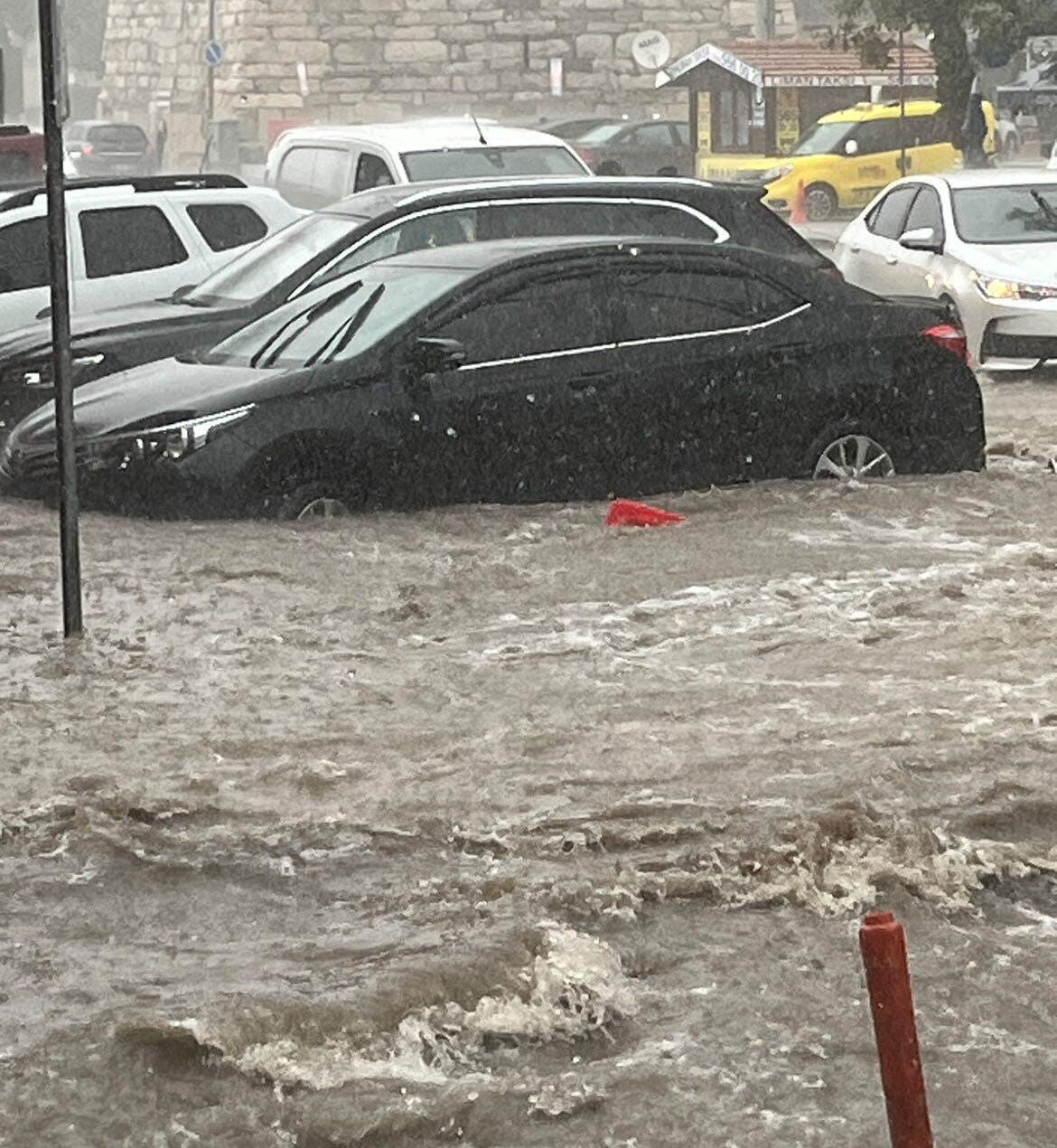 Her şey 10 dakikada oldu!  Çanakkale'yi sağanak yağış, fırtına, dolu, yıldırım vurdu - 1. Resim