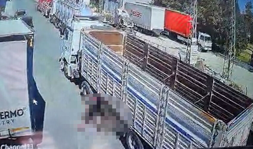 Konya’da feci olay! Araçların arasına sıkıştı, kaza anı kamerada - 1. Resim