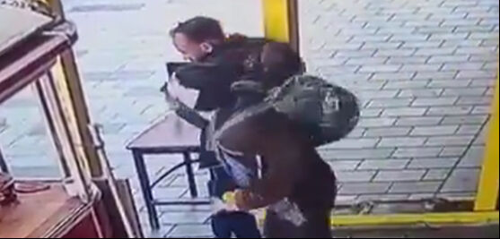 Polisi ensesinden bıçakladı! İstiklal Caddesi'nde sıcak saatler - 2. Resim