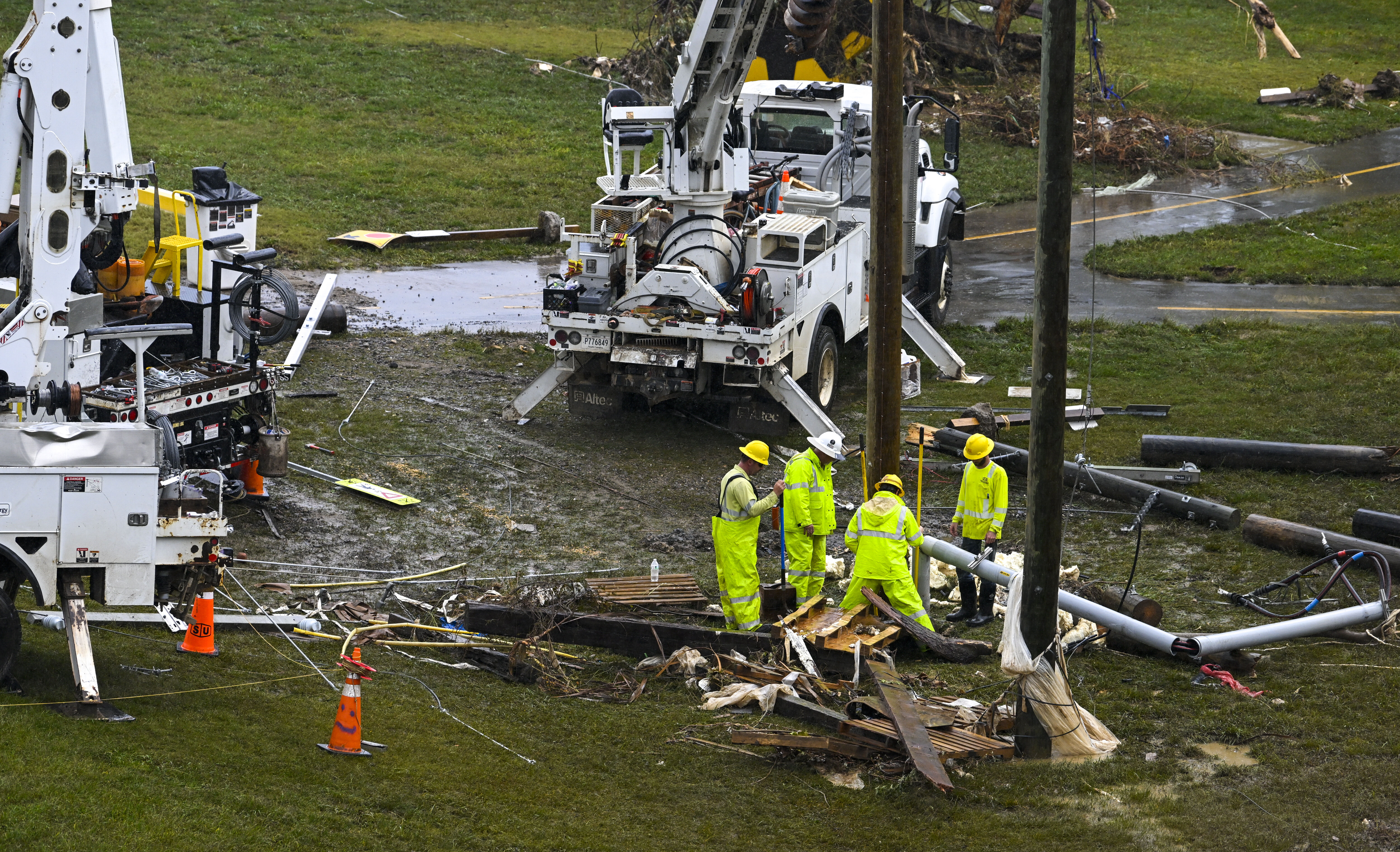 TikTok'ta izlenmek için kasırganın ortasına daldı! Tıklanma uğruna ölümü göze aldı TikTok'ta izlenmek için kasırganın ortasına daldı! Tıklanmak için ölümü göze aldılar - 1. Resim