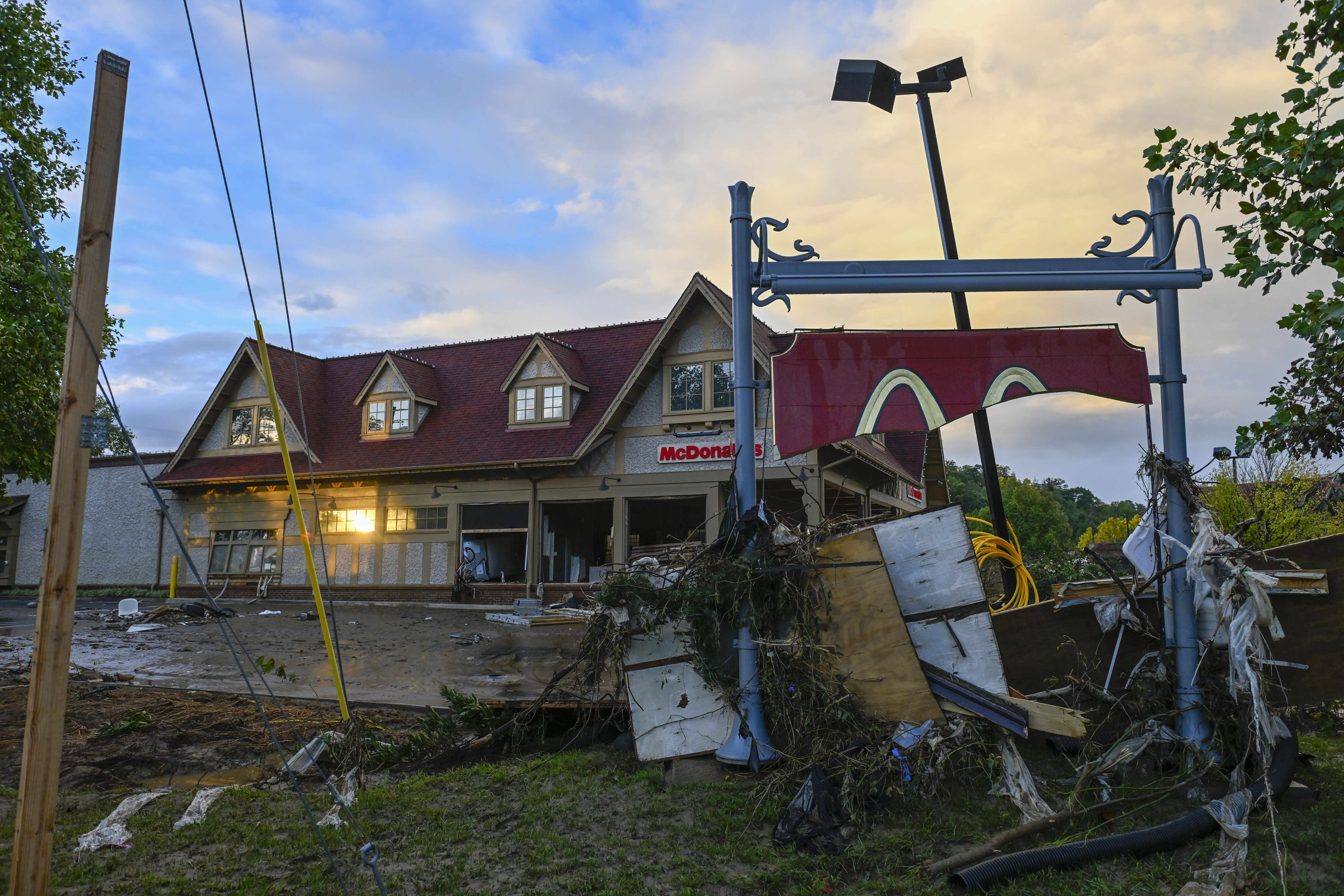TikTok'ta izlenmek için kasırganın ortasına daldı! Tıklanma uğruna ölümü göze aldı TikTok'ta izlenmek için kasırganın ortasına daldı! Tıklanmak için ölümü göze aldılar - 2. Resim