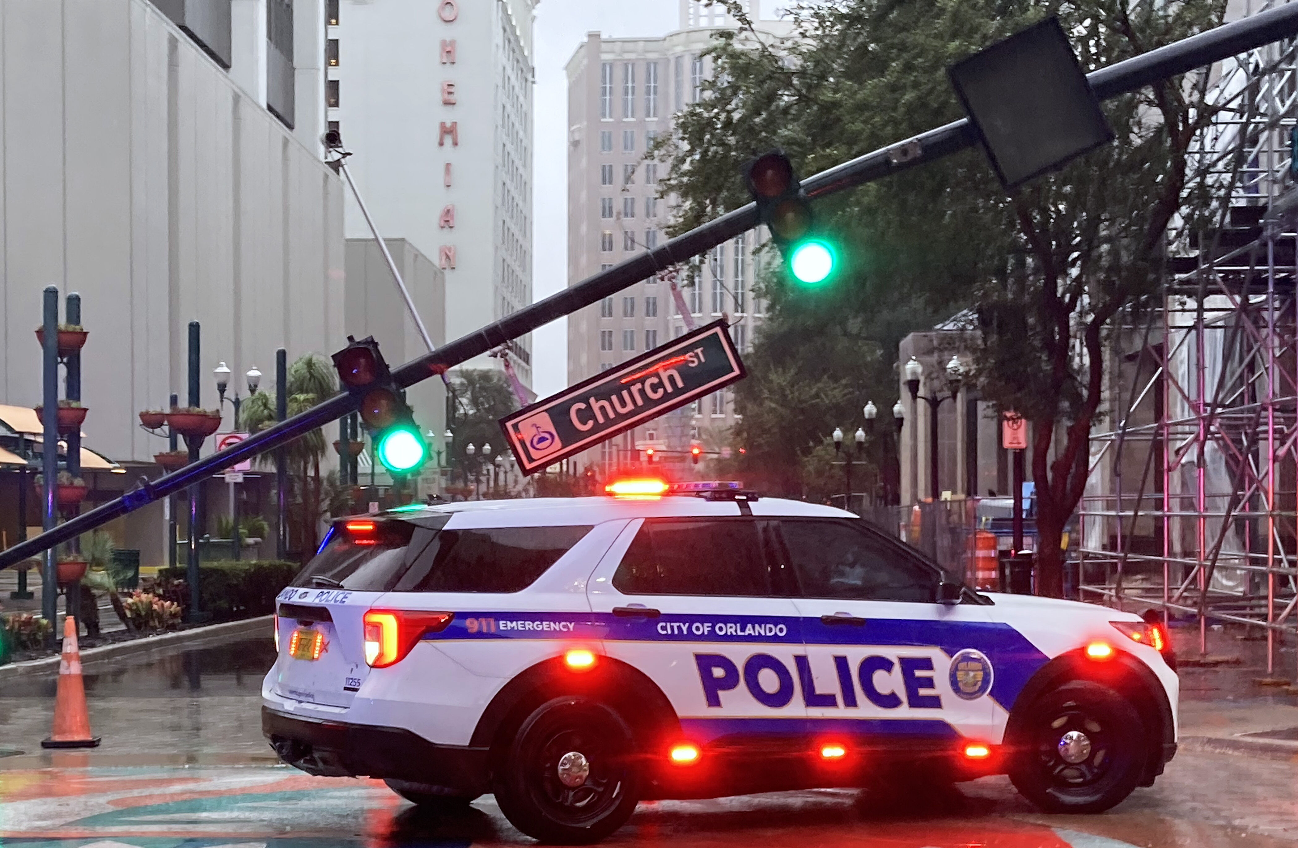 TikTok'ta izlenmek için kasırganın ortasına daldı! Tıklanma uğruna ölümü göze aldı TikTok'ta izlenmek için kasırganın ortasına daldı! Tıklanmak için ölümü göze aldılar - 3. Resim