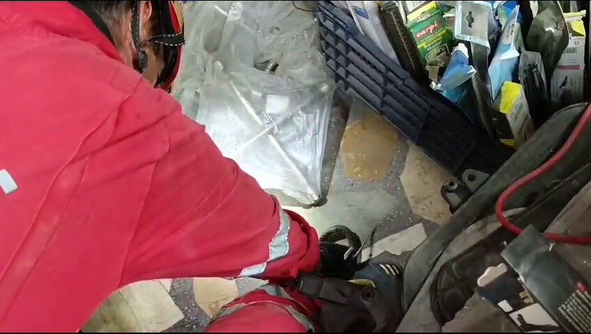 Yer Hatay! İş yerine yılan girdi! Korkutan anlar kameralara yansıdı - 1. Resim