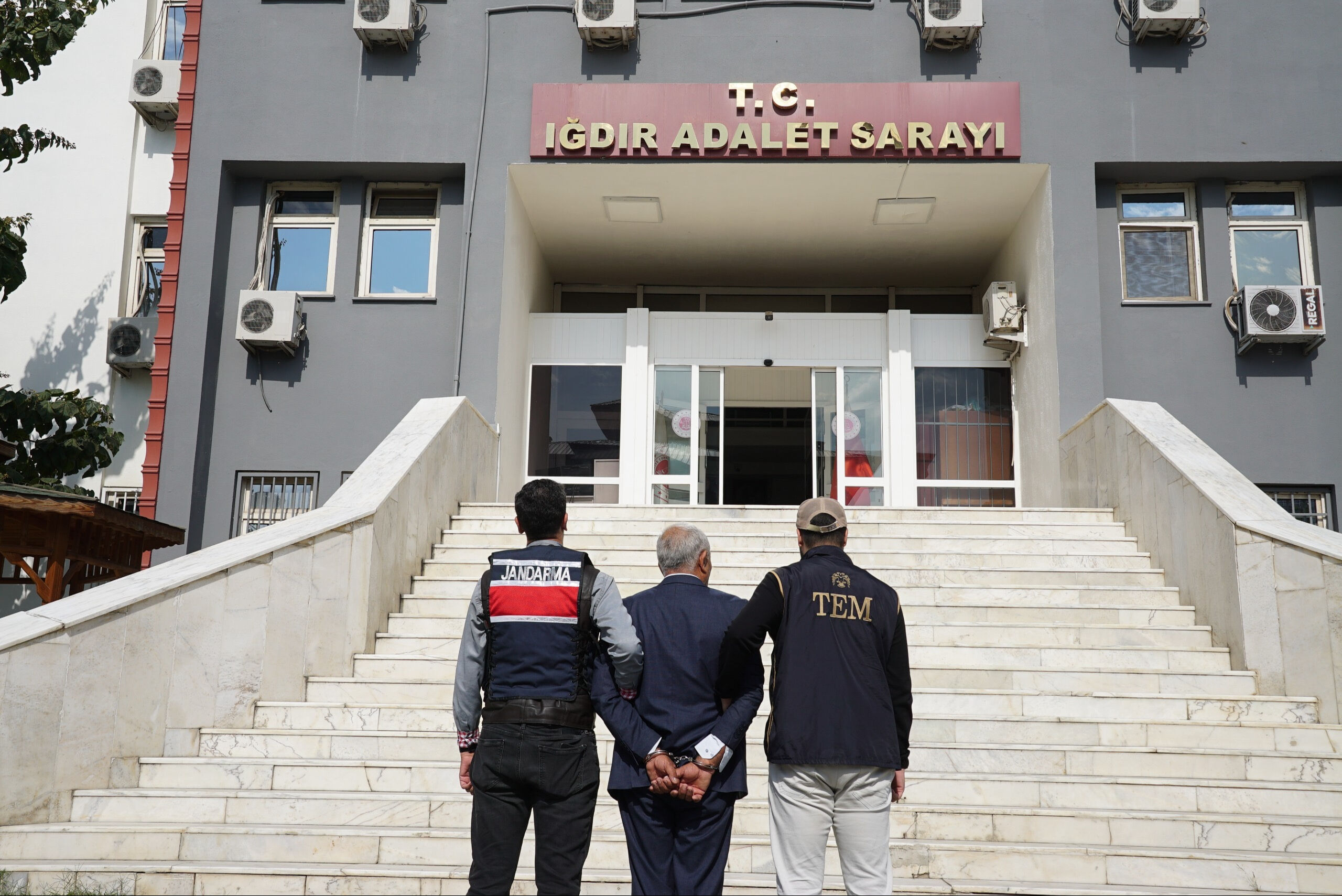 13 polisin şehit edildiği saldırıya ilişkin gözaltına alınan DEM Parti Iğdır İl Başkanı tutuklandı - 1. Resim