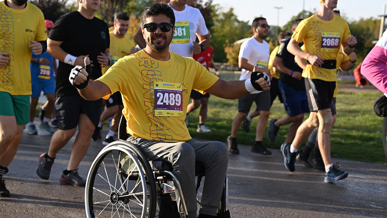 Ankara'da Runkara coşkusu! Maraton koşusuna binlerce sporcu katıldı, 46 ülke yarıştı - 2. Resim